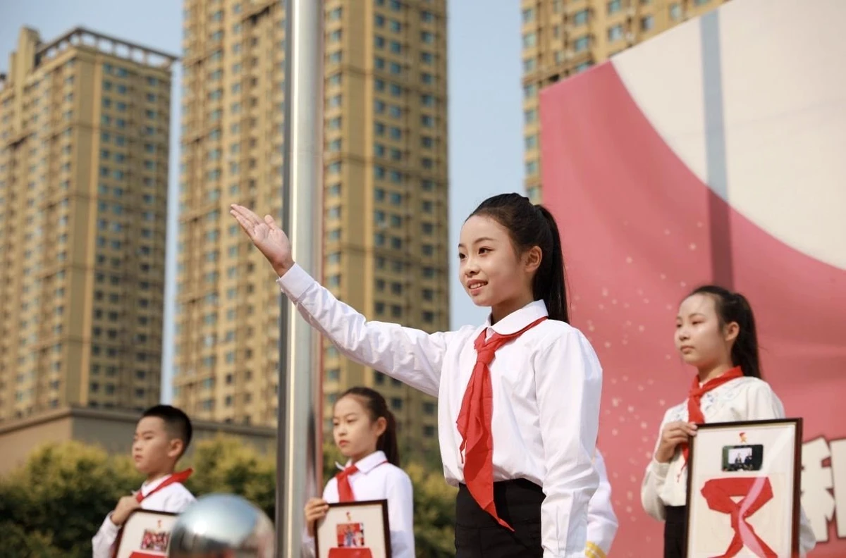 张桉萁在升旗仪式上向国旗敬礼